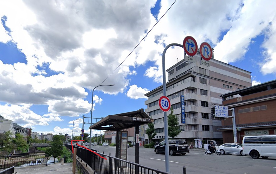 堀川丸太町バス停に着いたら、南方向に進みます。南方向は、バスの進行方向になります。