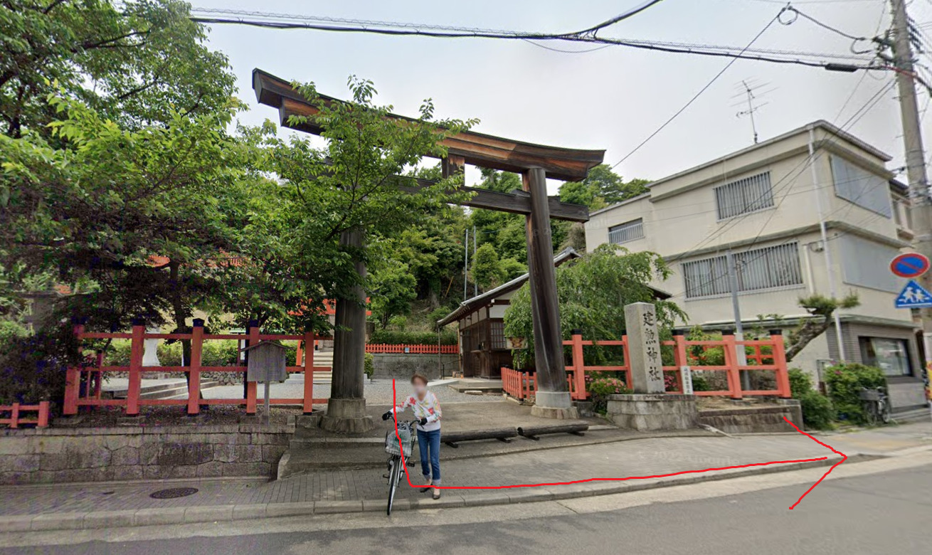 建勲神社から出て、左方向に進みます。