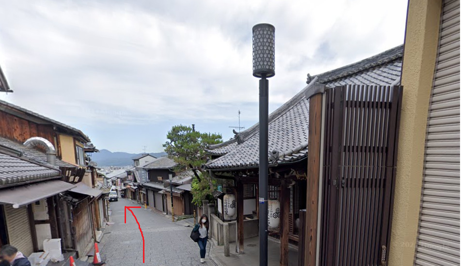 清水寺から出て、真っすぐ、清水坂をどんどん進みます。