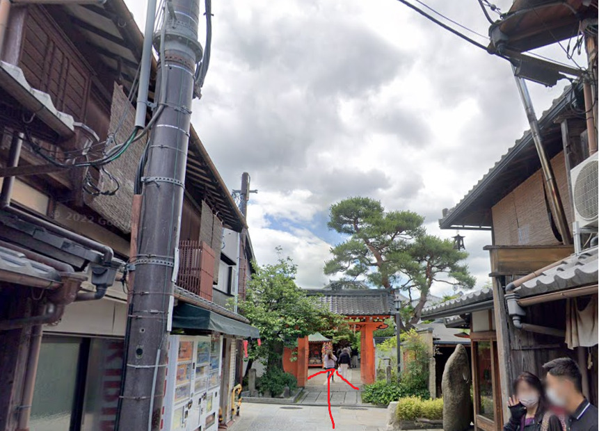 突き当りが、八坂庚申堂になります。