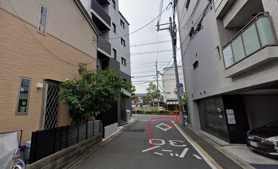 突き当りを右折します。