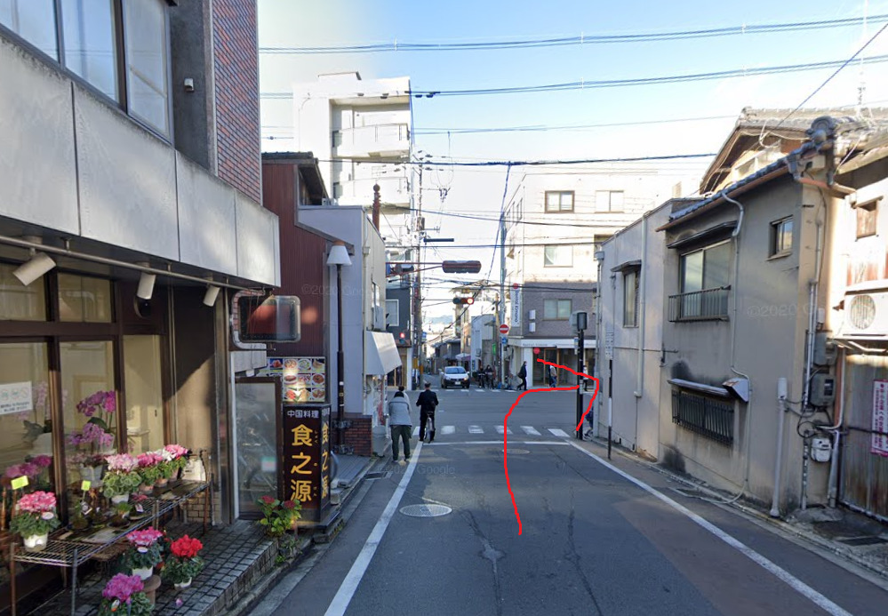 約300ｍ先の、突き当りの交差点を右折します