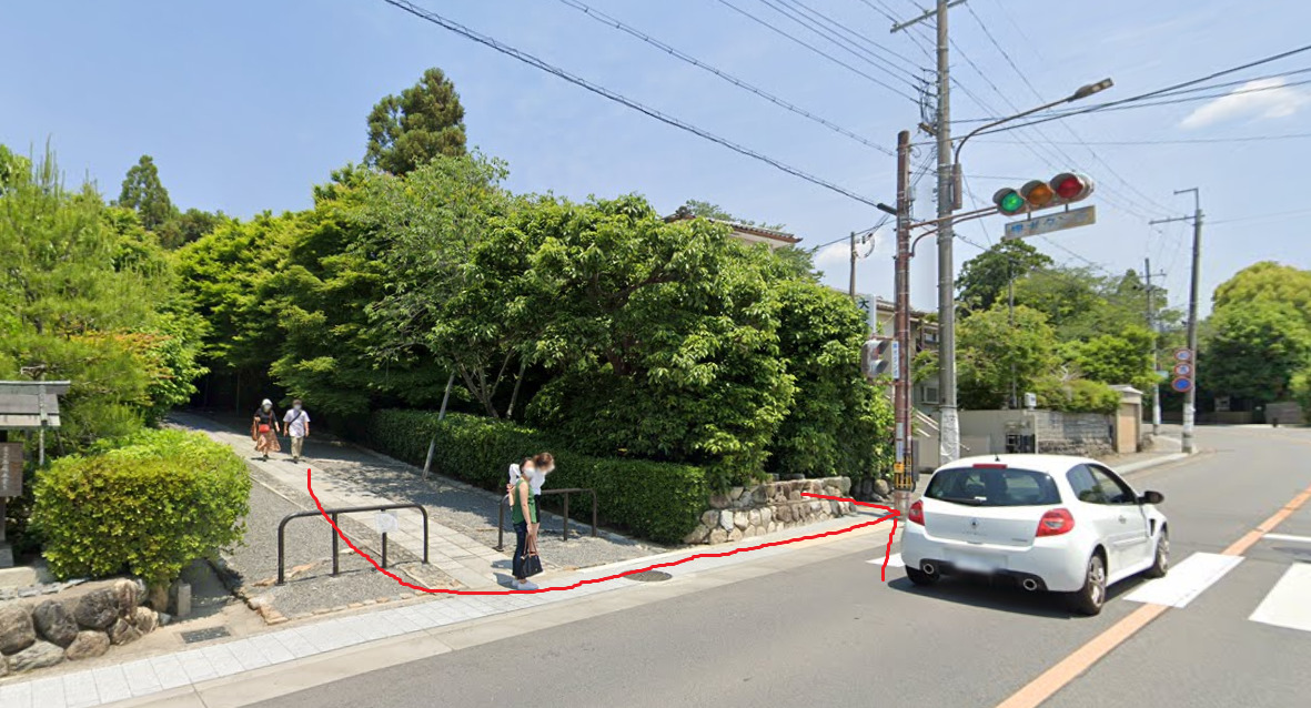 約50ｍほどで、きぬかけの路と交わりますので、左方向に進みます。