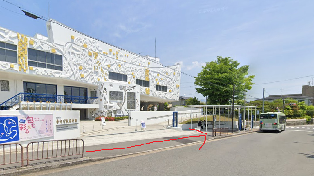 約700ｍほど行くと、左側に立命館大学前バス停が見えてきます
