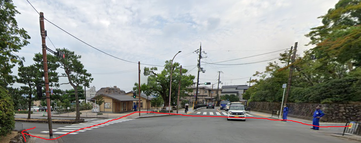 金閣寺から、目の前の横断歩道を渡って、直進してください。