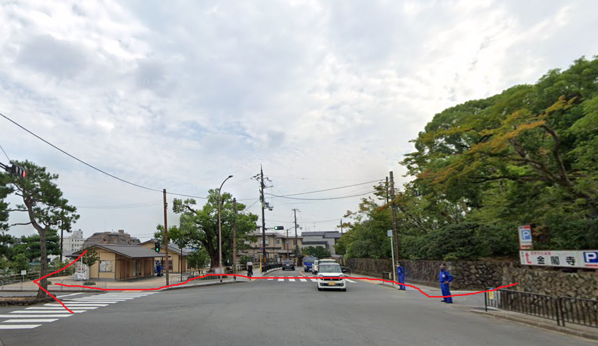 金閣寺の入り口である総門からまっすぐ進むと、信号のある交差点に交わります。この交差点の横断歩道を渡って、直進します。