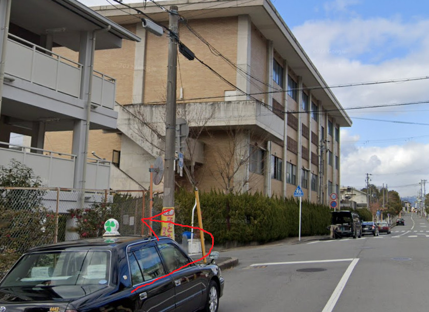 1つ目の交差点を左折します。