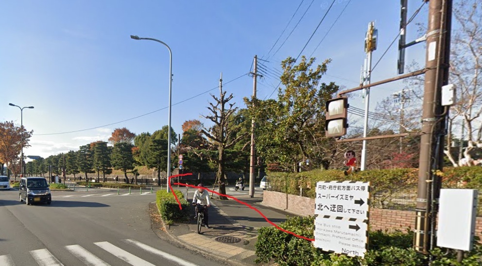 お堀りが見えてきました。もう少しです。