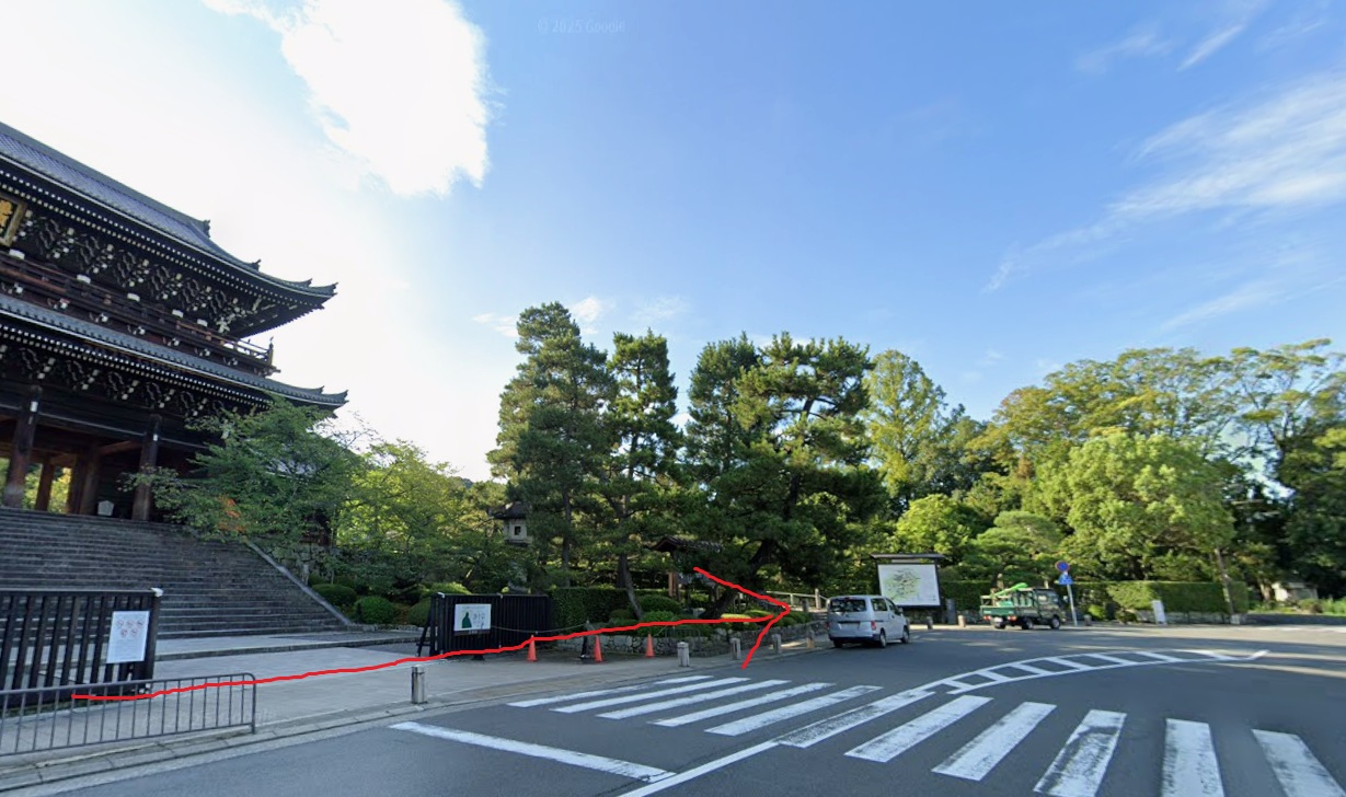 さらに進むと、知恩院が見えてきますが直進します。