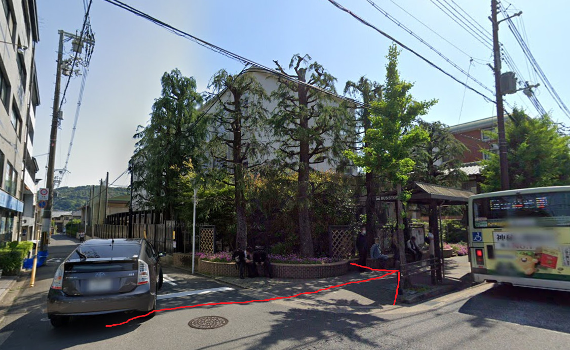 すぐに、東天王町バス停が見えてきます。