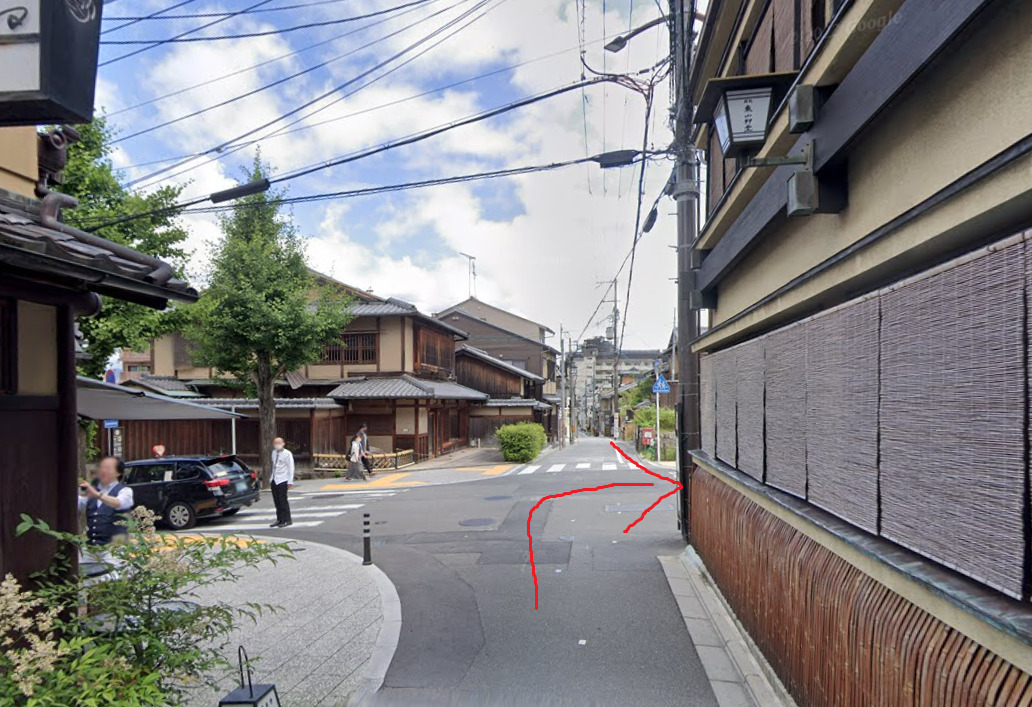 すぐの交差点を右折します。