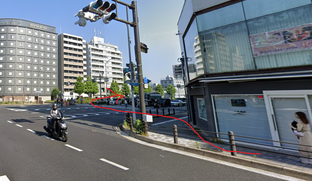 すぐの交差点を右折します。
