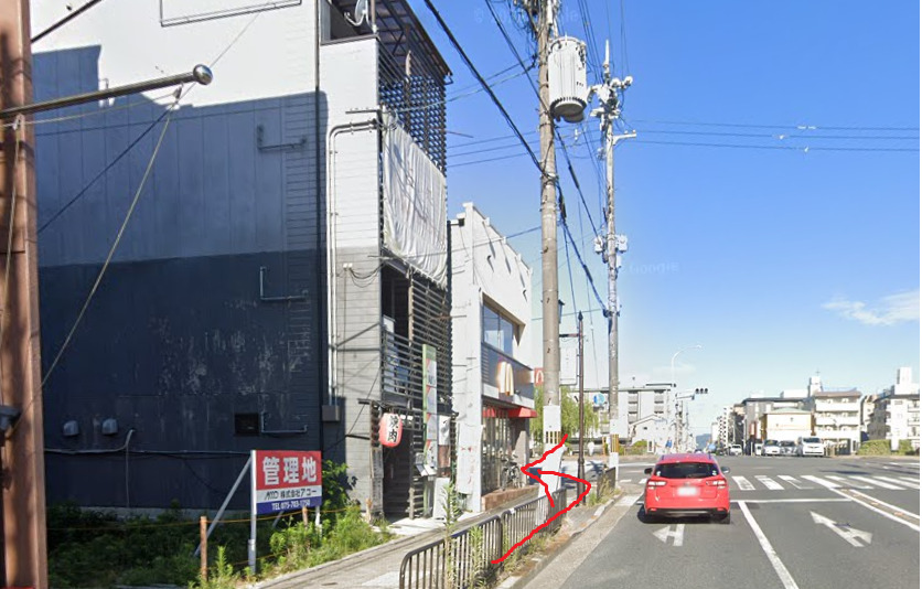 すぐの交差点を左折します。