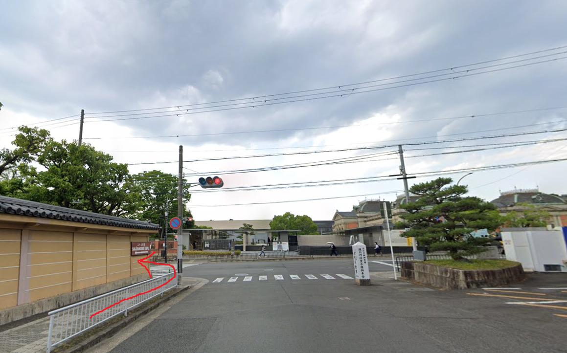 すぐの信号を、左方向に進みます。