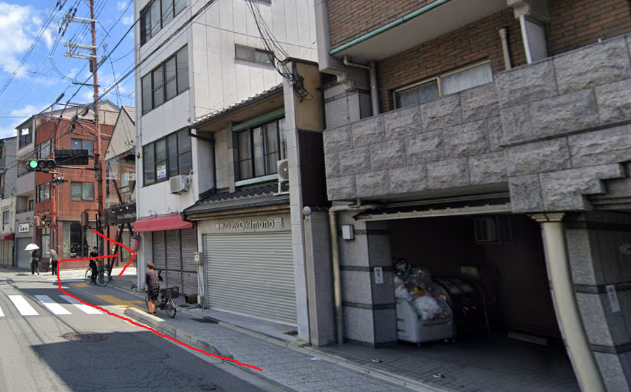 すぐの信号を右折します。