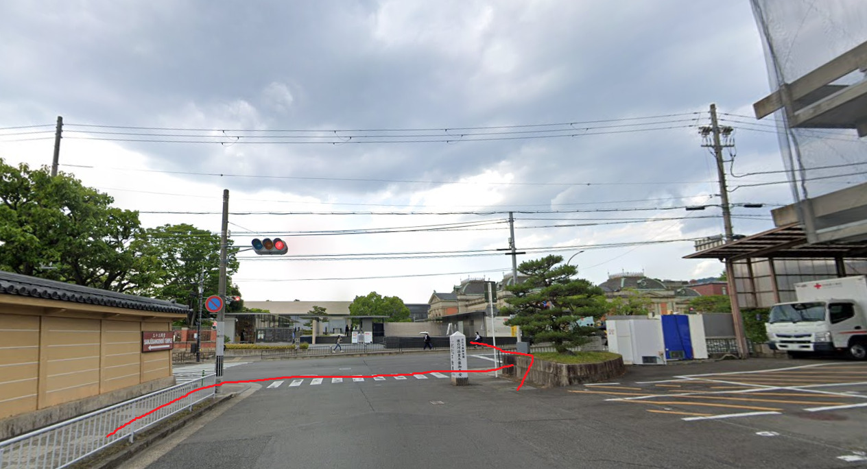 すぐの信号を右折します。