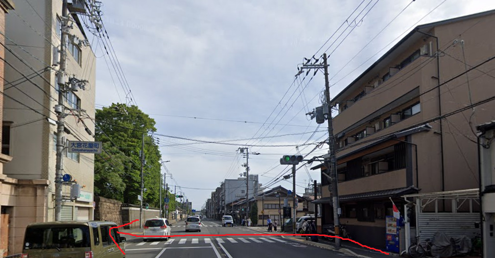 すぐの信号を左折します。