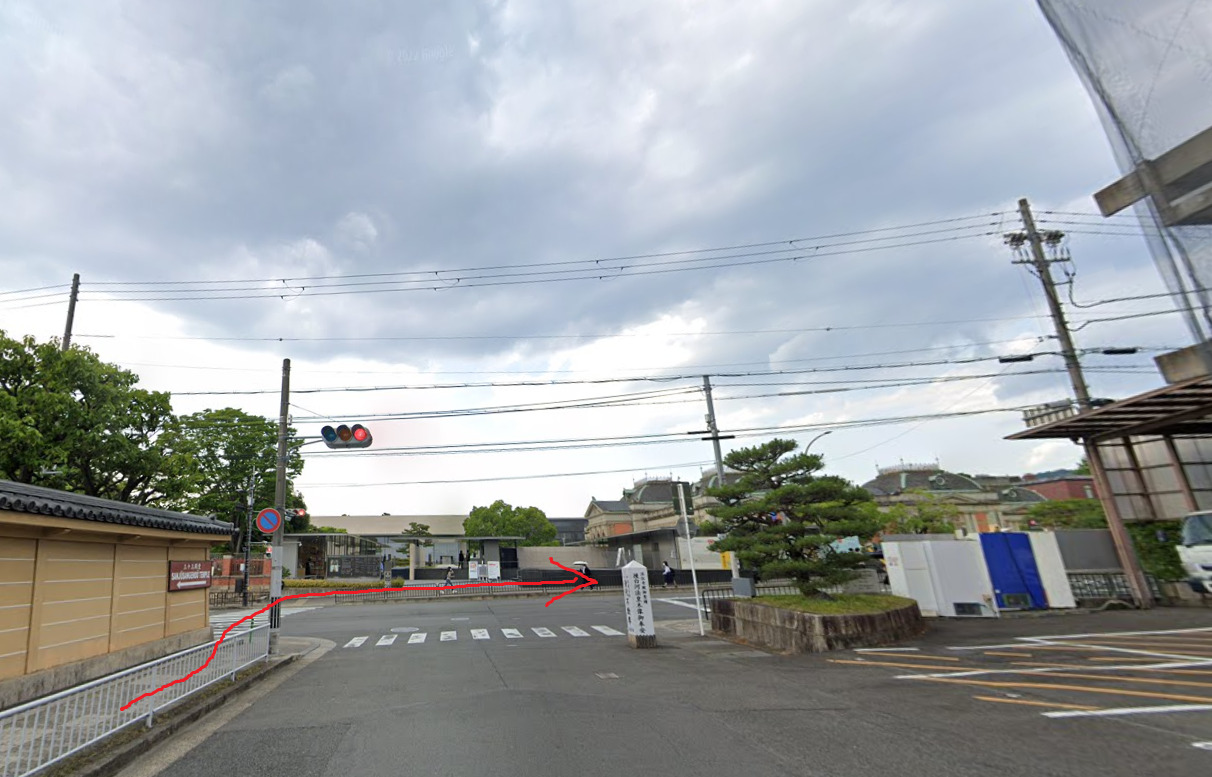 すぐの信号を横断歩道を渡ってから、右折します。