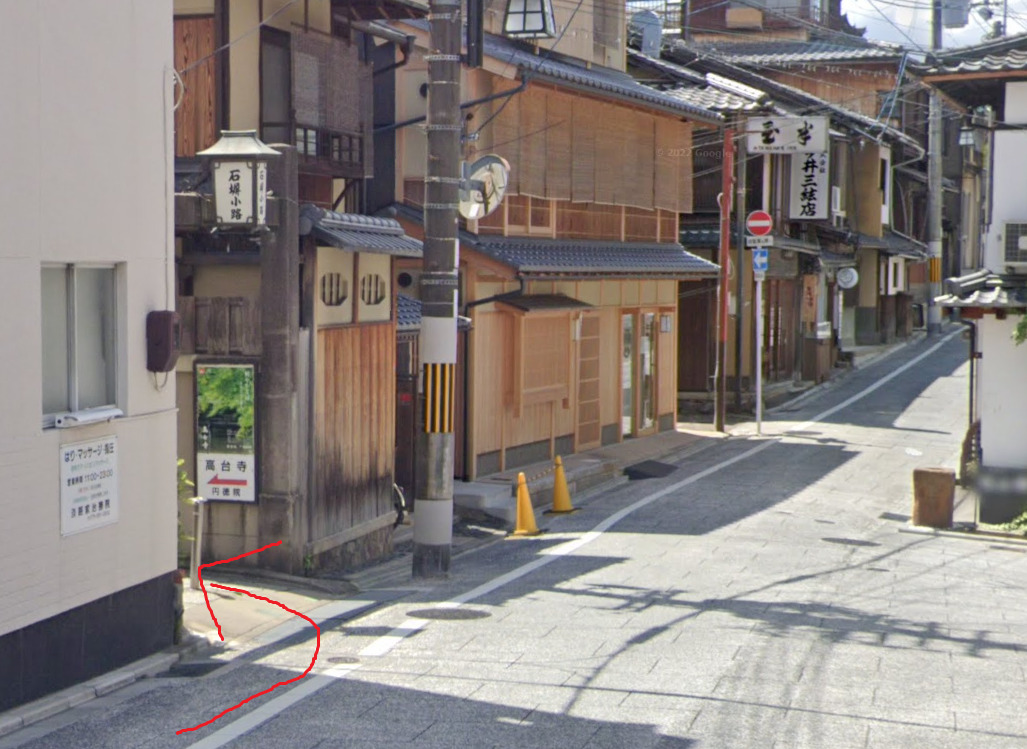 すぐを左折します。
