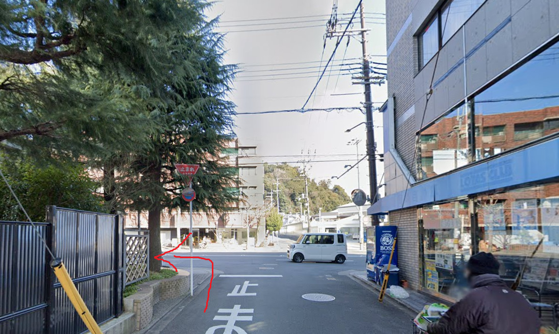 すぐを左折します。