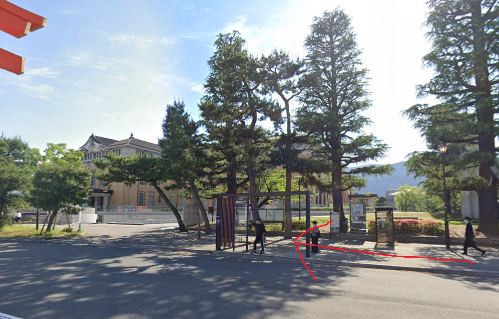 すぐ右側に、 岡崎公園 美術館・平安神宮前バス停が見えてきます。