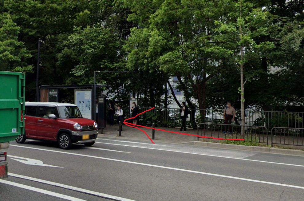 すぐ右側に、一条戻橋・晴明神社前バス停が見えてきます。