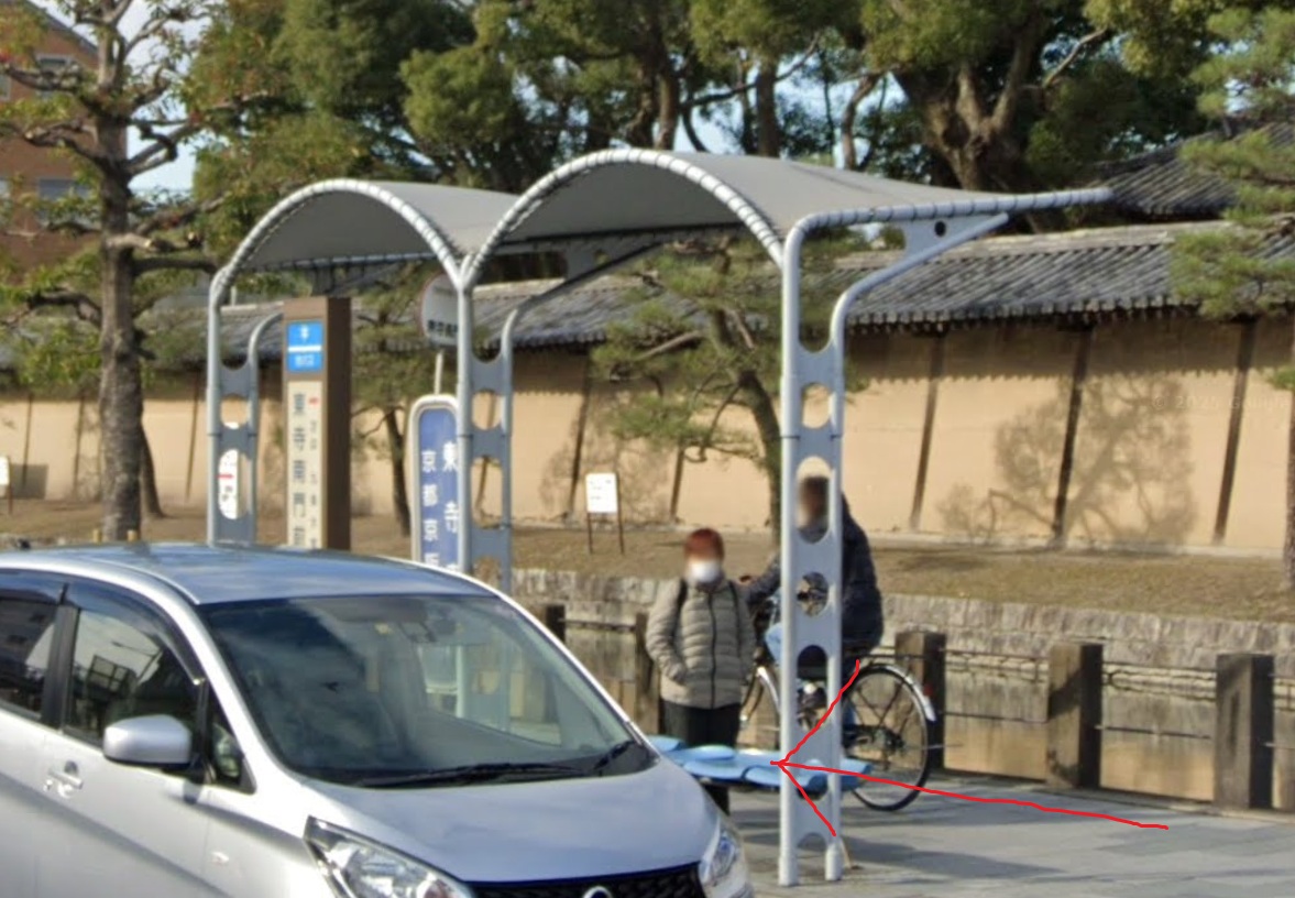 すぐ右側に、東寺南門前バス停が見えてきます。