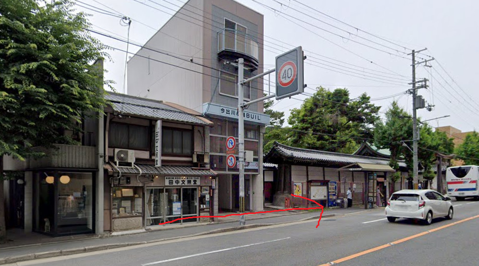 すぐ左側に、堀川今出川バス停が見えてきます。