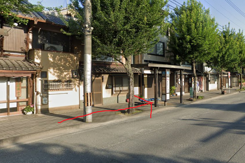 すぐ左側に、東寺東門前バス停が見えてきます。