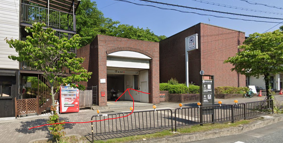 すぐ左側に、蹴上駅が見えてきます。