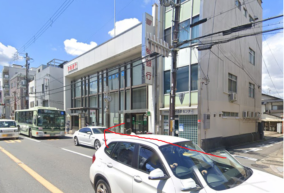 するとすぐ右側に、清水道バス停が見えてきます。
