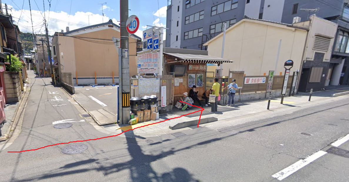 するとすぐ左側に、清水道バス停が見えてきます。