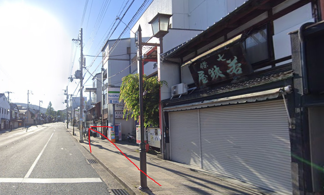 ずっと道なりに進みます。