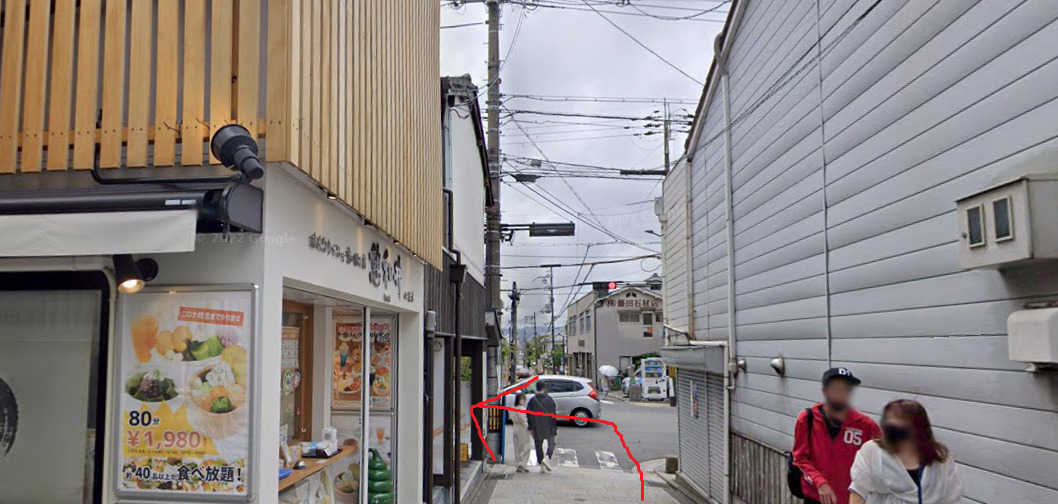 そして、約100ｍ先の信号を左折します。