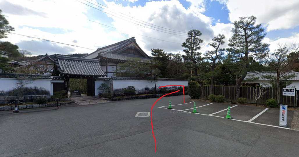 そのまま、道なりに進みます。