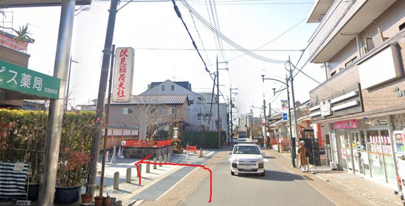 ひたすら真っすぐ進むと、左側に伏見稲荷大社が見えてきます