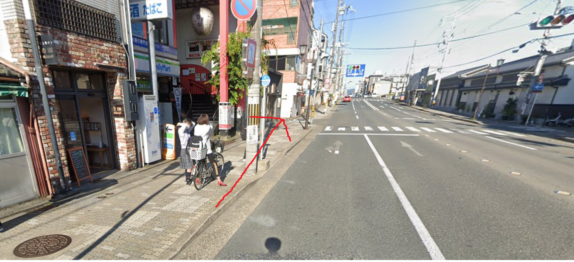七条京阪前バス停に着いたら、西方向に進みます。西方向は、バスの進行方向になります。