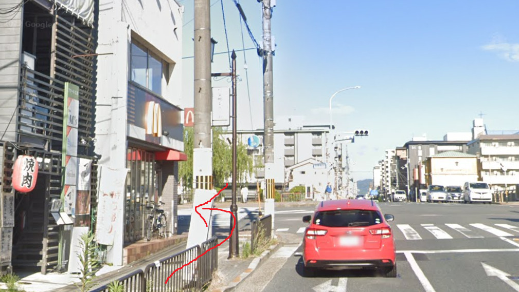 七条大橋が見えてくるので、手前を左折します