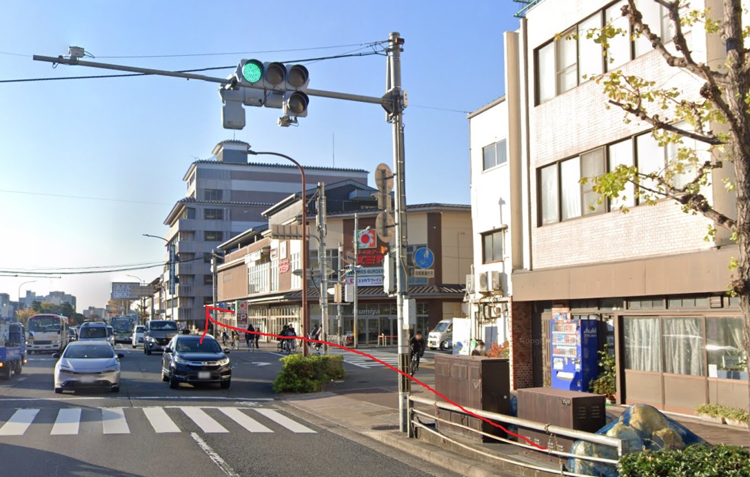 丸太町通も直進します