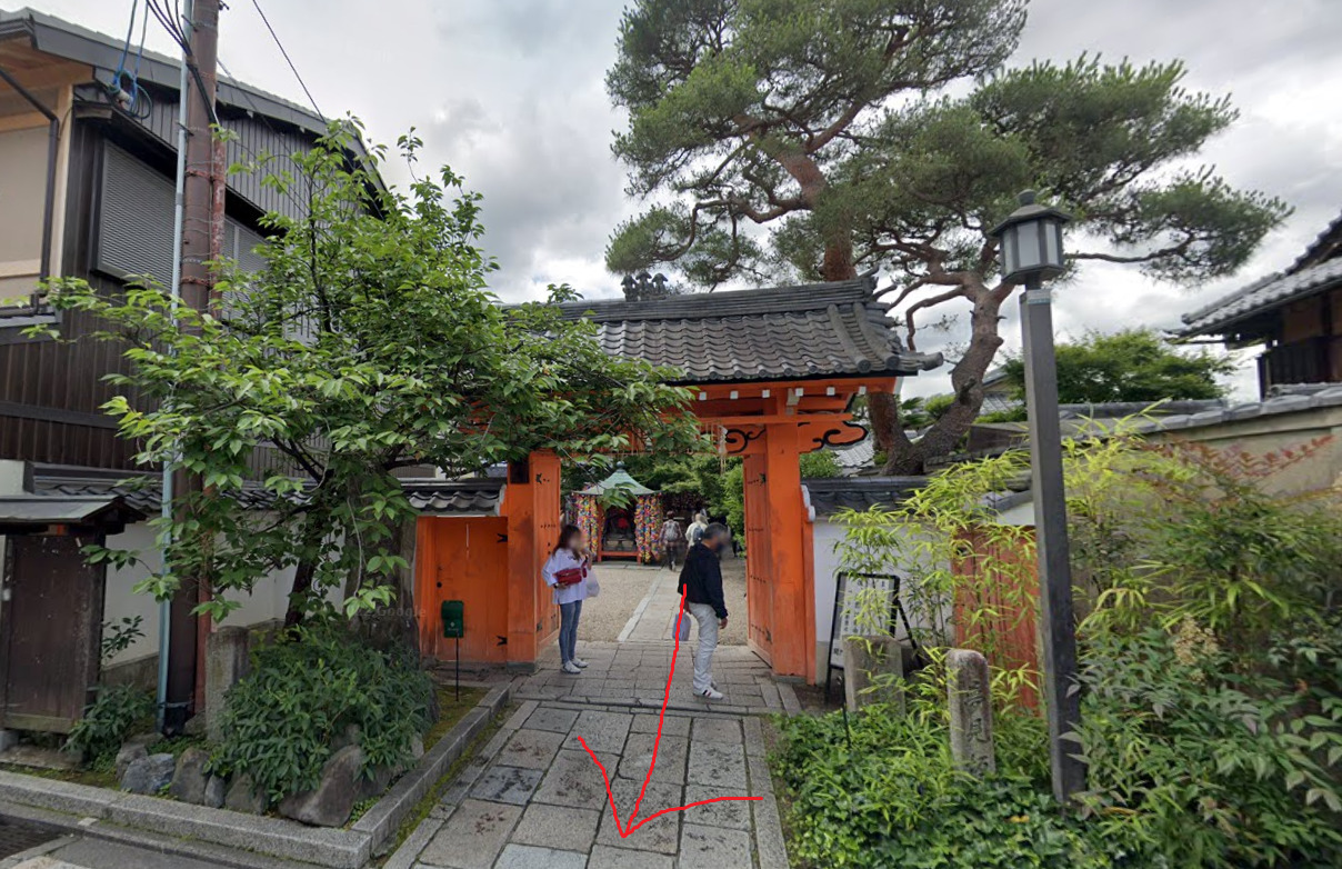 八坂庚申堂から出たら、真っすぐ直進します。