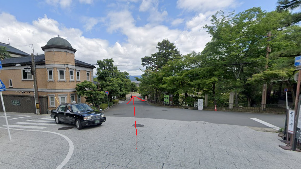 円山公園を真っすぐ進みます。
