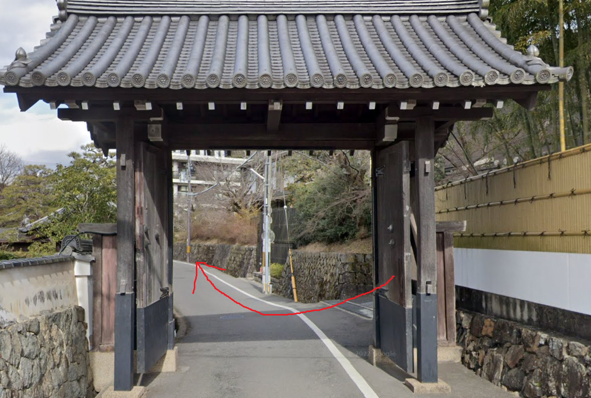 南禅寺の龍渕閣から出て、左方向に進みます。