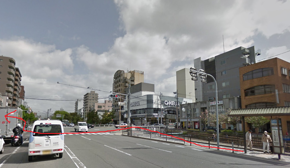 堀川丸太町バス停に着いたら、北方向に進み、すぐの信号を左折します。北方向は、バスの進行方向の反対側になります。