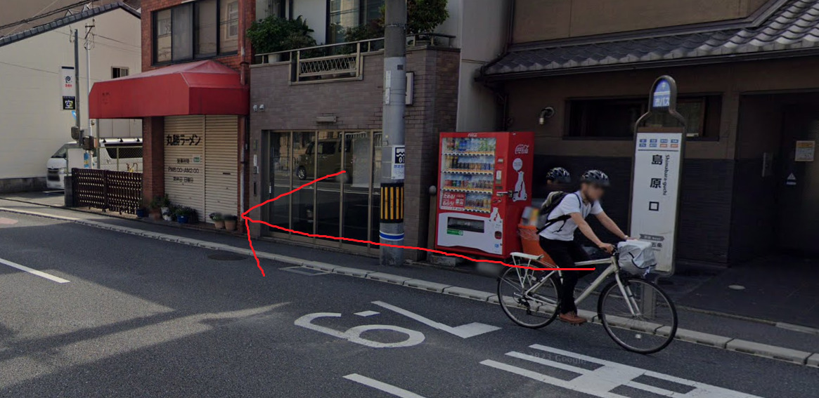 島原口バス停に着いたら、南方向に進みます。南方向は、バスの進行方向の反対側になります。