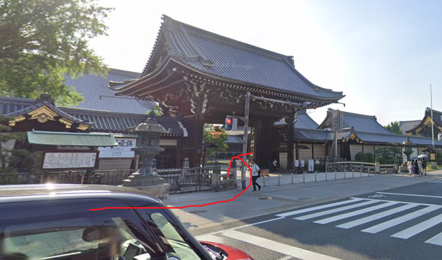 左側に、西本願寺が見えてきます。