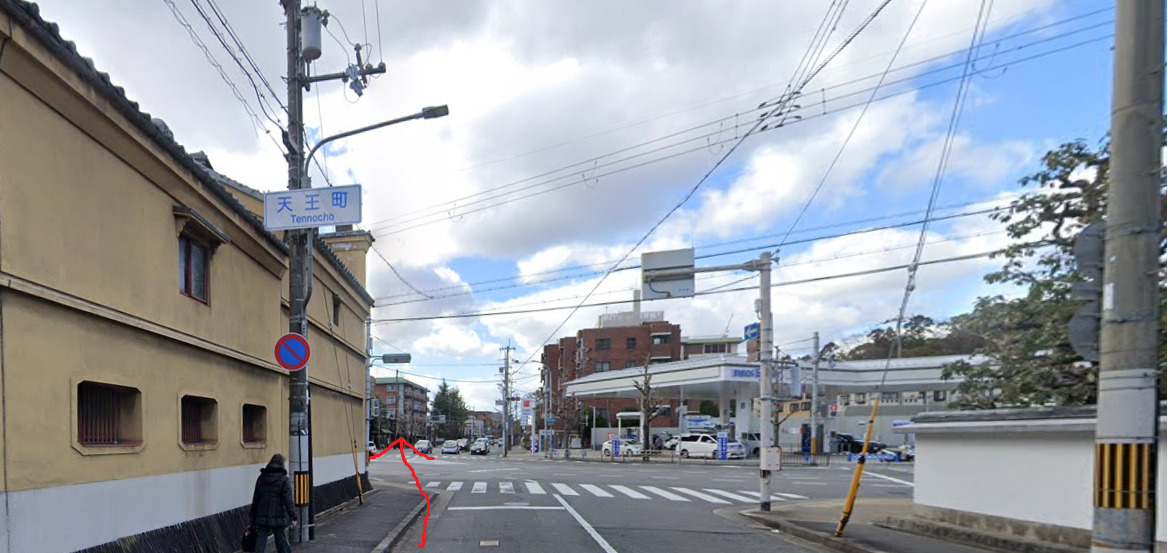 広い交差点を直進方向です。