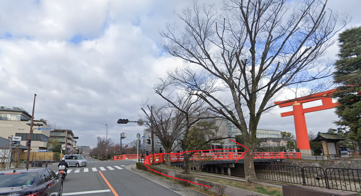 更に真っすぐ進み、約500ｍ先の慶流橋を右折します。