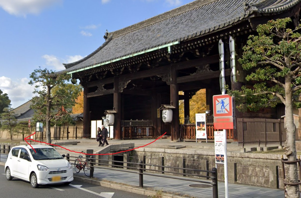 東寺の南大門から出て、右折します。