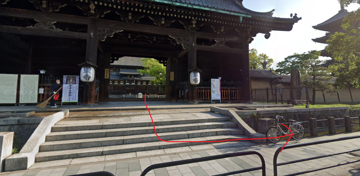 東寺の南大門から出て、左方向に進みます。