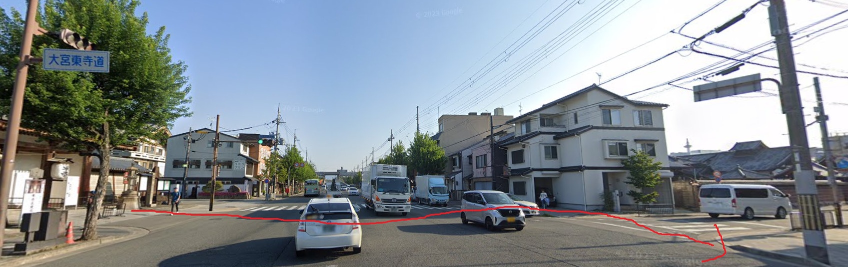 東寺の慶賀門から出て、目の前の横断歩道を渡って、右方向に進みます。
